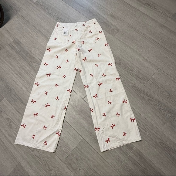 Holiday Style NWT Wide Leg Forever 21 Off White Pants with Red Bow Pattern - Picture 7 of 10